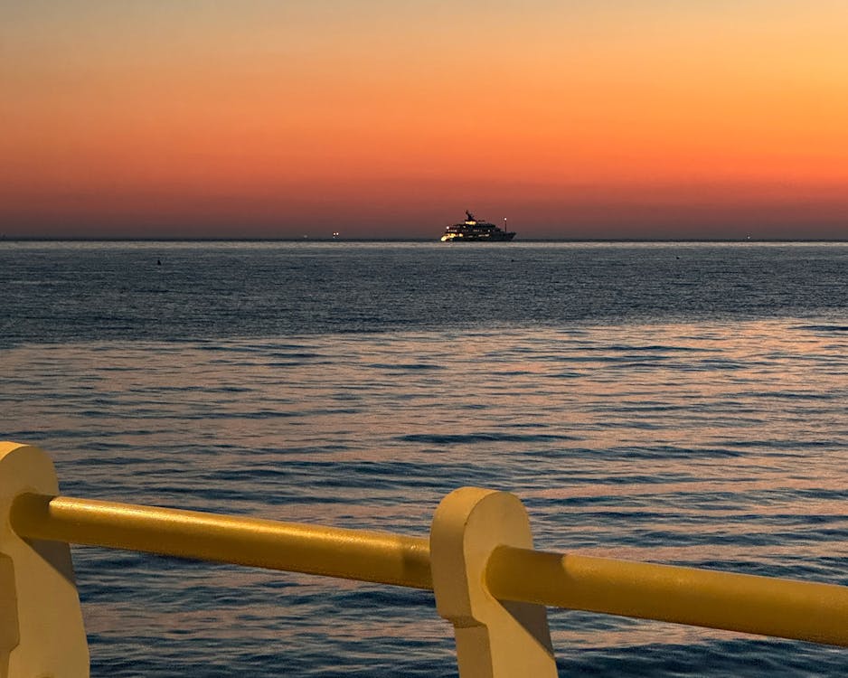 Tramonto con yacht a Forte dei Marmi