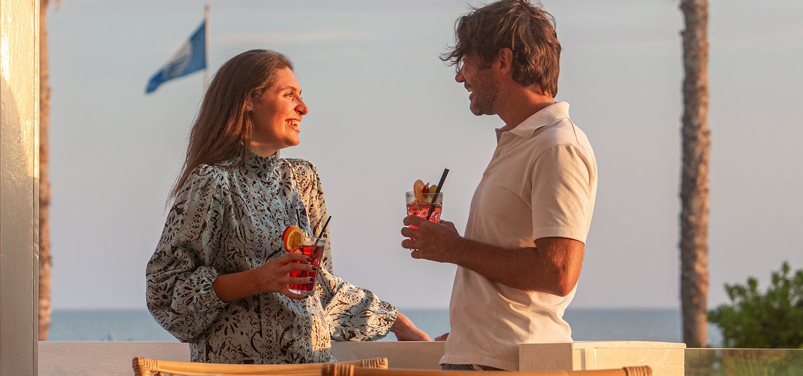 Aperitivo al tramonto sulla terrazza della Compagnia del Vela di Forte dei Marmi Aperitivo al tramonto sulla terrazza della Compagnia del Vela di Forte dei Marmi