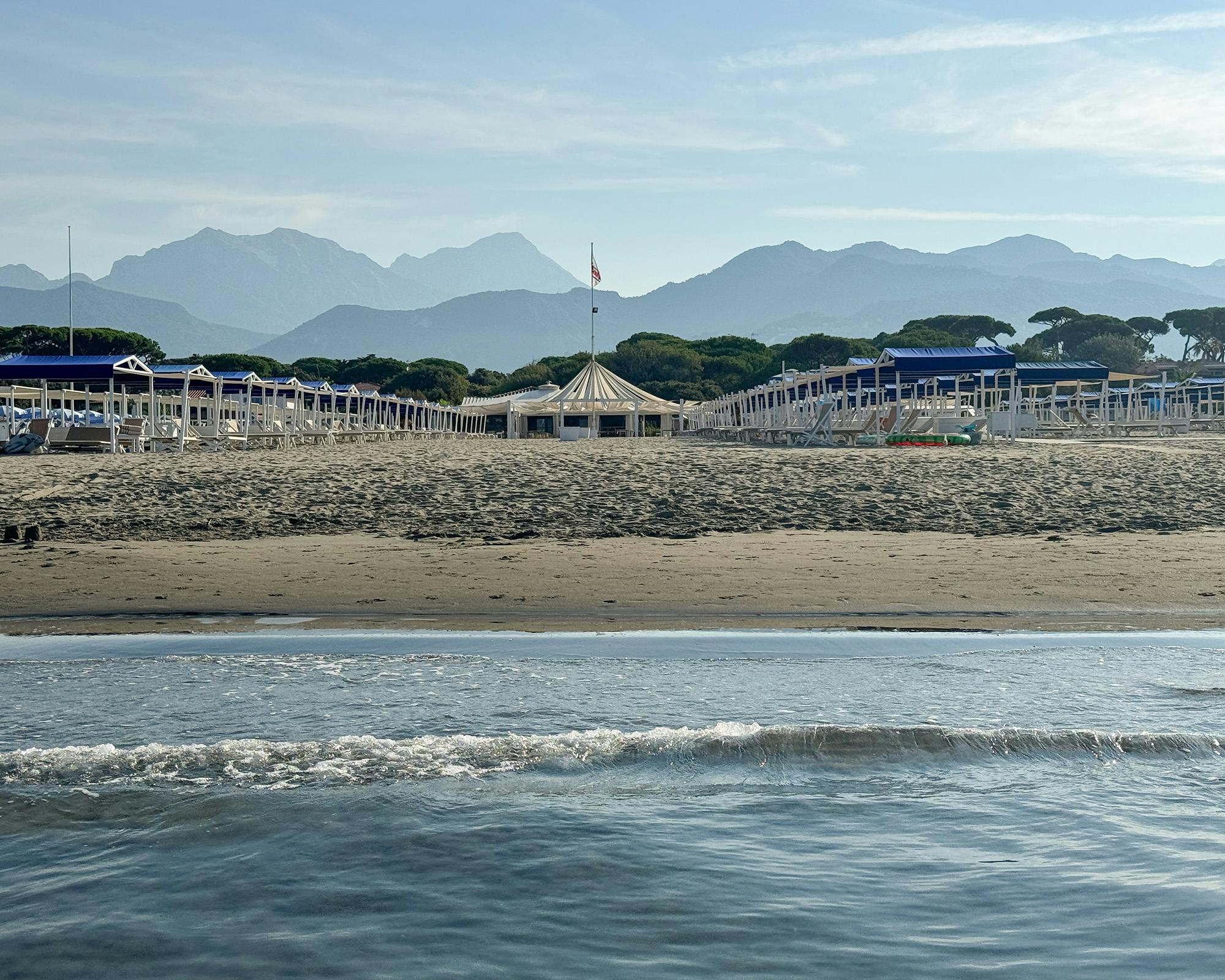 La spiaggia di Forte dei Marmi al matttino