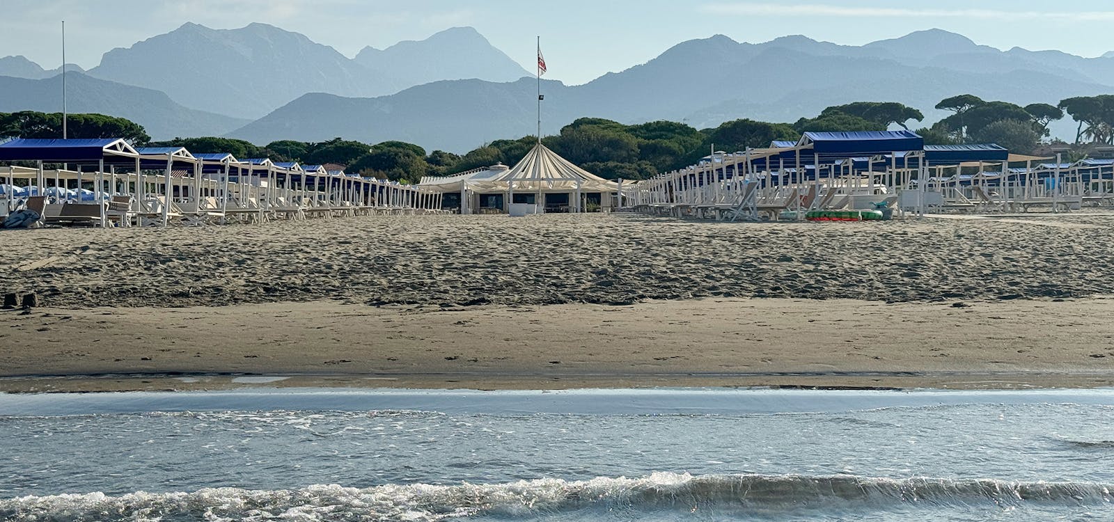 La spiaggia di Forte dei Marmi al matttino La spiaggia di Forte dei Marmi al matttino