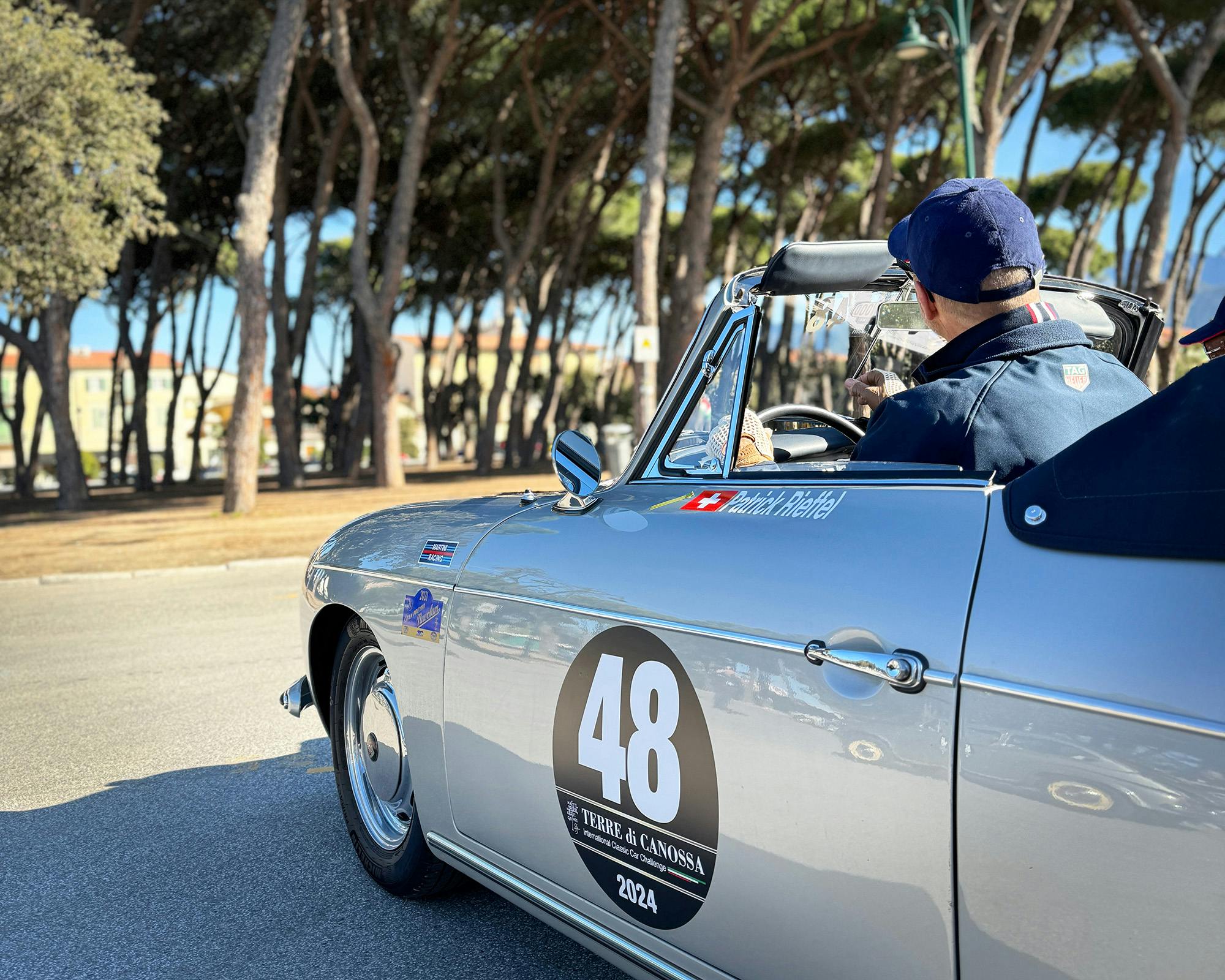 Auto d'epoca in piazza Marconi a Forte dei Marmi