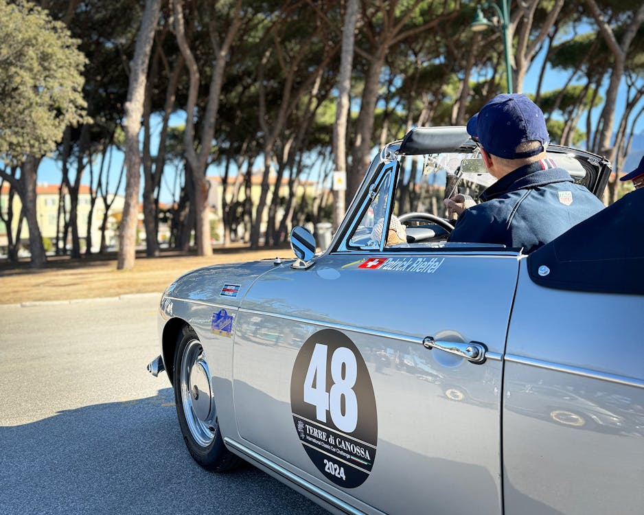 Auto d'epoca in piazza Marconi a Forte dei Marmi
