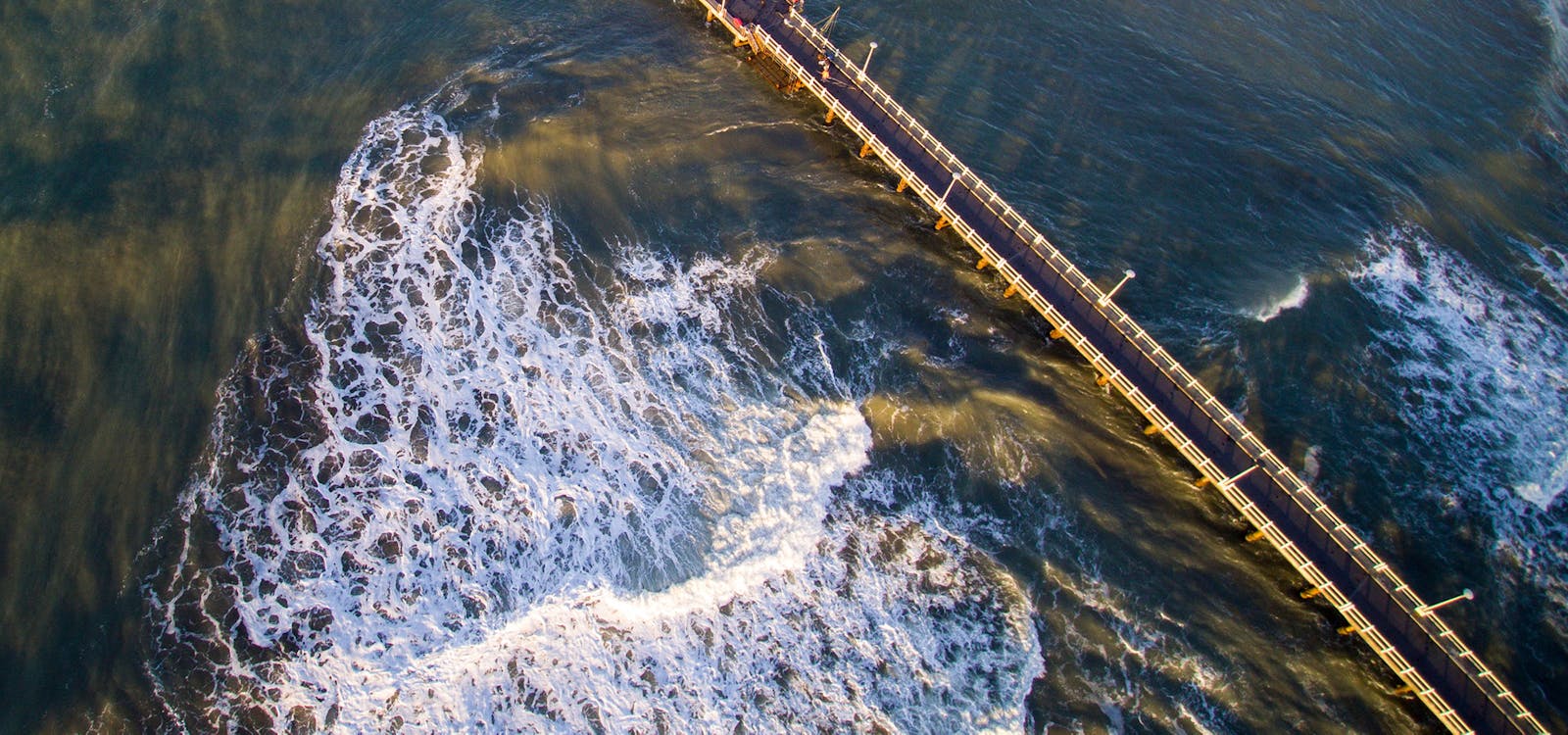 Una visuale dall'alto del pontile di Forte dei Marmi Una visuale dall'alto del pontile di Forte dei Marmi