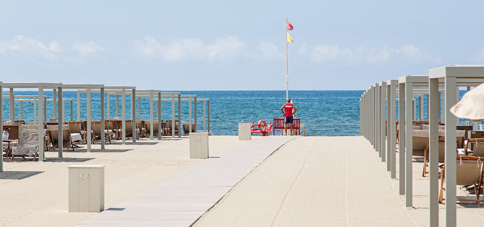 L'elegante spiaggia di Forte dei Marmi in un mattino d'estate L'elegante spiaggia di Forte dei Marmi in un mattino d'estate
