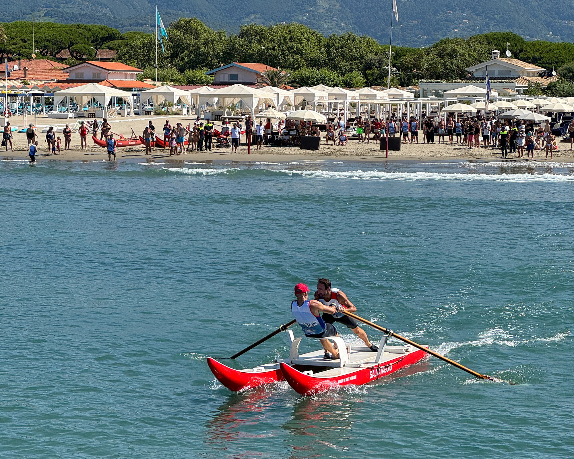 Un momento di "Save a Life", competizione tra i bagnini di Forte dei Marmi