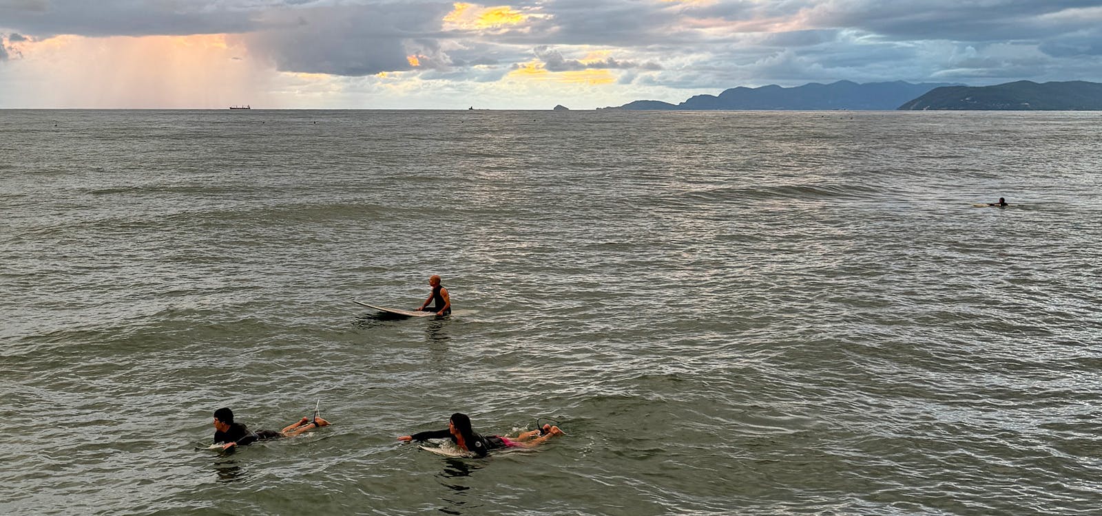 Surf nei pressi del pontile di Forte dei Marmi Surf nei pressi del pontile di Forte dei Marmi