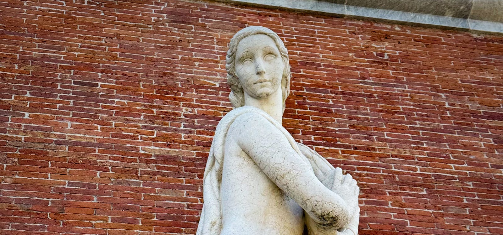 Particolare della statua della Vittoria di Arturo Dazzi in piazza Garibaldi a Forte dei Marmi Particolare della statua della Vittoria di Arturo Dazzi in piazza Garibaldi a Forte dei Marmi