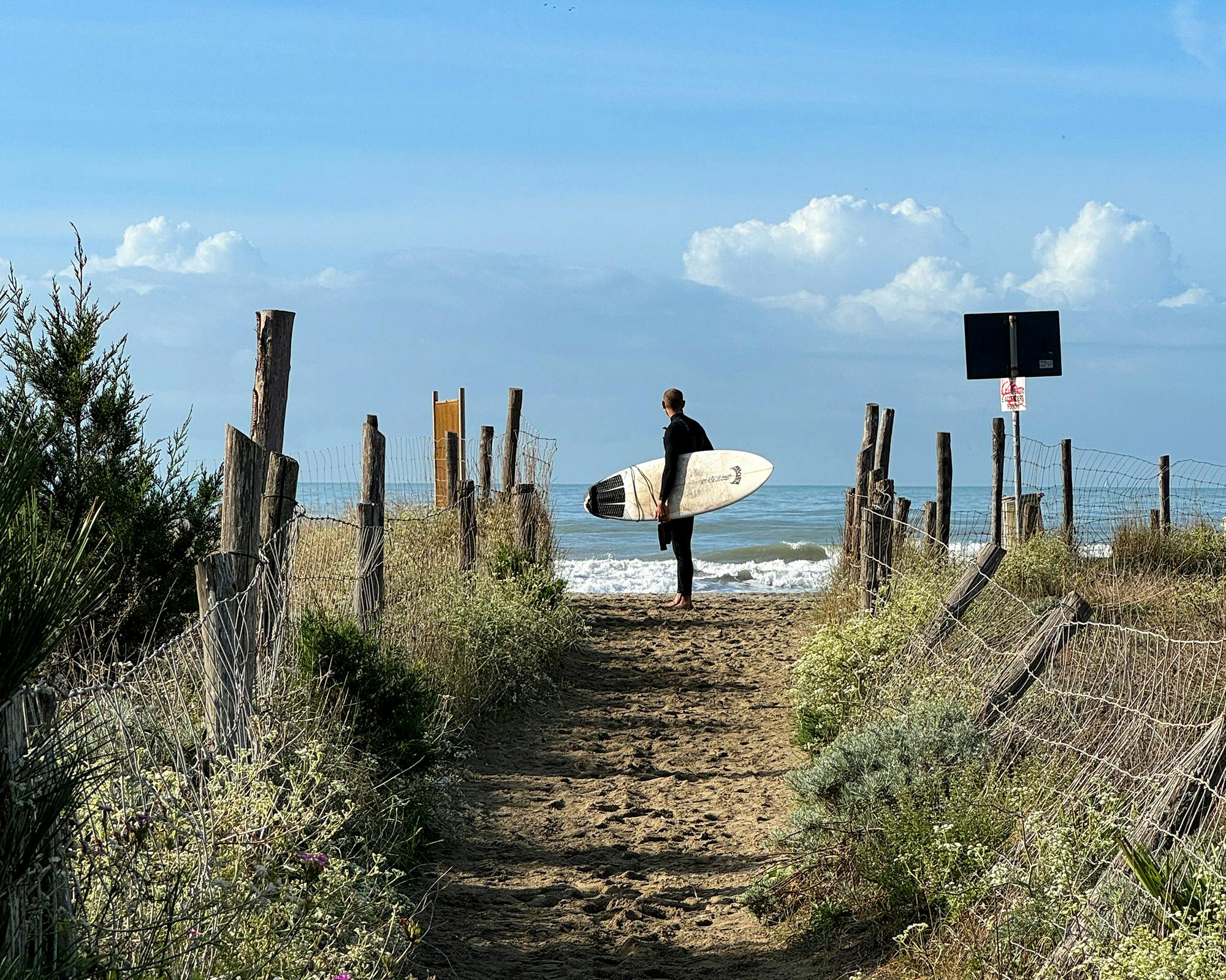 Tempo di surf alla spiaggia libera di Forte dei Marmi