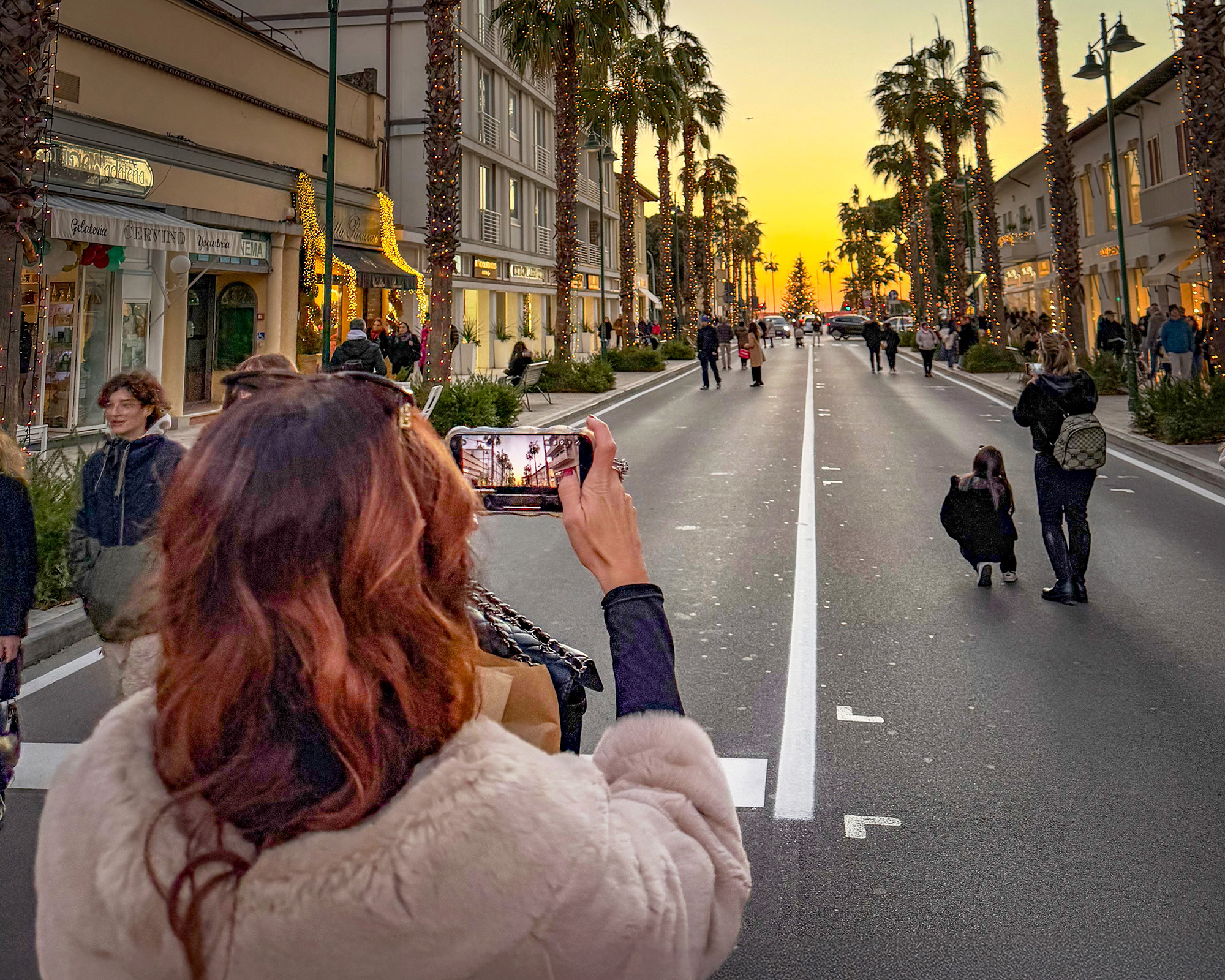 La magia del tramonto nel centro di Forte dei Marmi a Natale