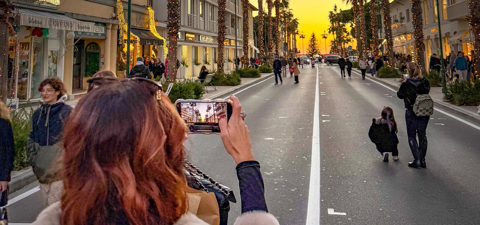 La magia del tramonto nel centro di Forte dei Marmi a Natale La magia del tramonto nel centro di Forte dei Marmi a Natale