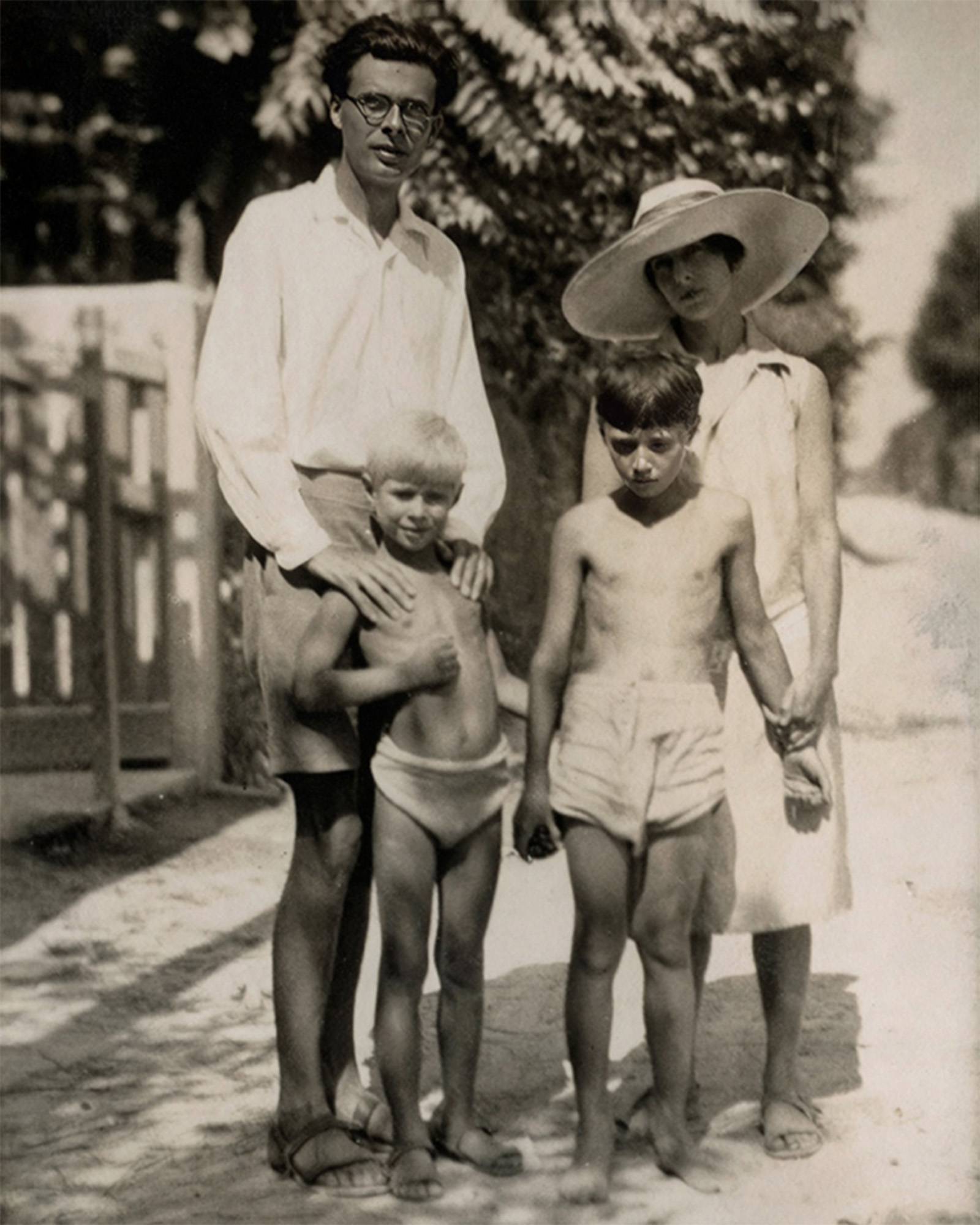 Lo scrittore britannico Aldous Huxley con la famiglia a Forte dei Marmi nell'estate del 1927