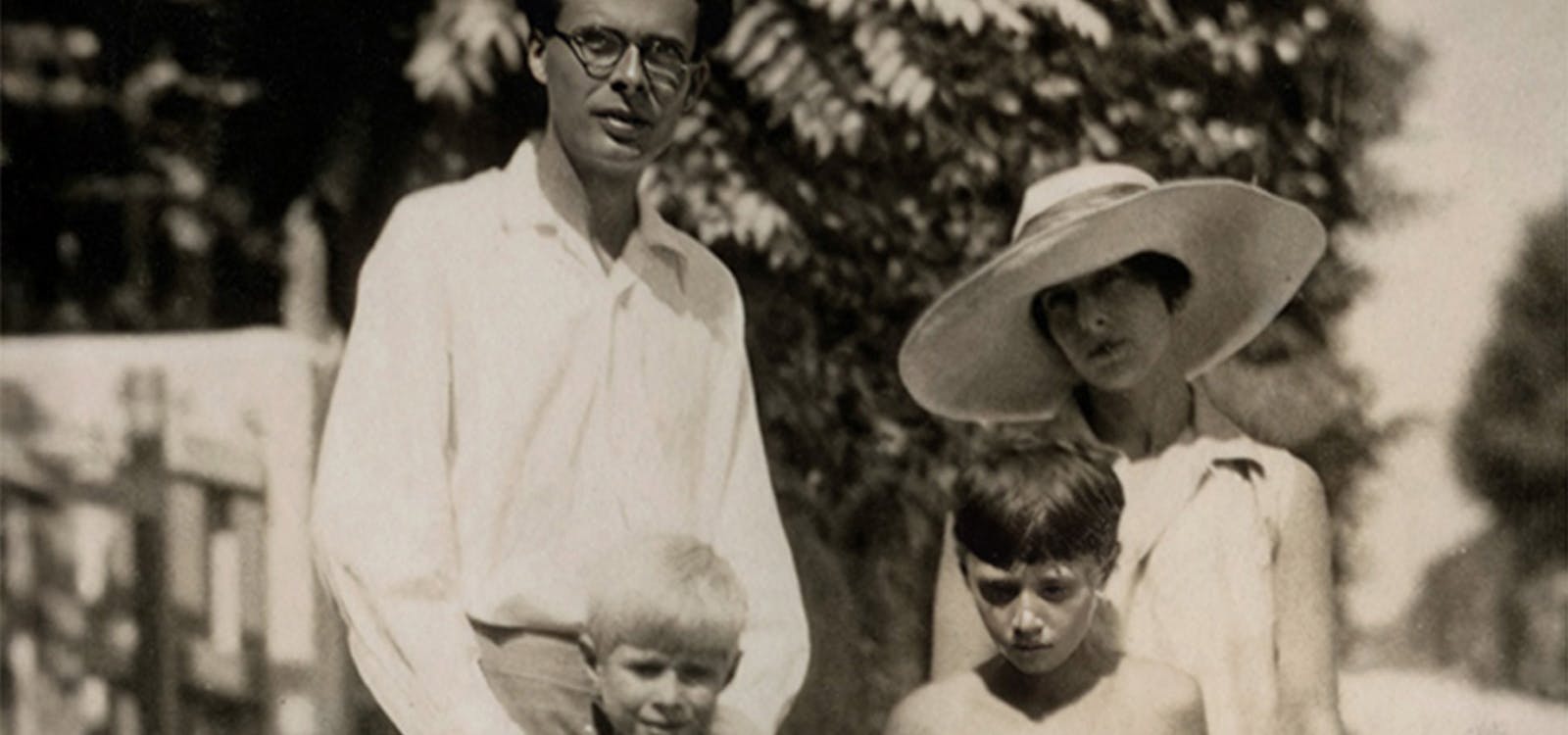 Lo scrittore britannico Aldous Huxley con la famiglia a Forte dei Marmi nell'estate del 1927 Lo scrittore britannico Aldous Huxley con la famiglia a Forte dei Marmi nell'estate del 1927