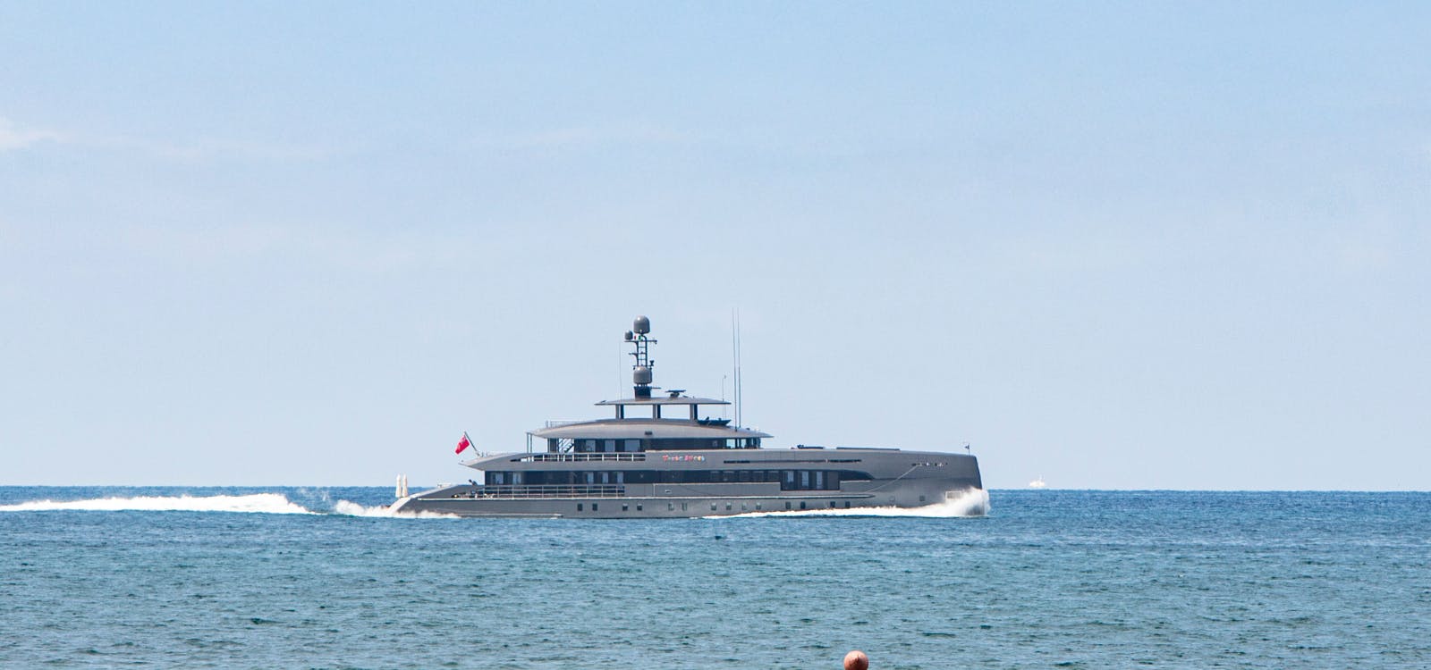 Un lussuoso yacht in transito nelle acque antistanti il pontile di Forte dei Marmi Un lussuoso yacht in transito nelle acque antistanti il pontile di Forte dei Marmi