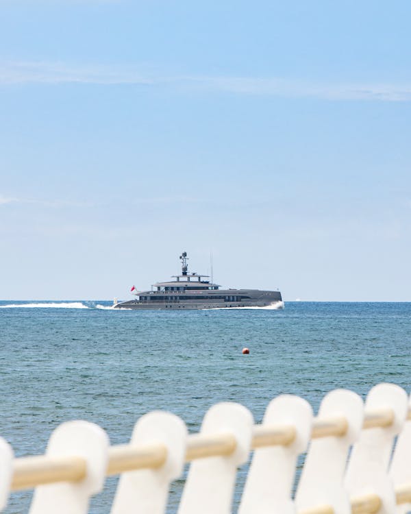 Un lussuoso yacht in transito nelle acque antistanti il pontile di Forte dei Marmi