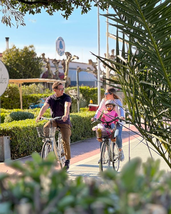 Famiglia in bici sul lungomare di Forte dei Marmi
