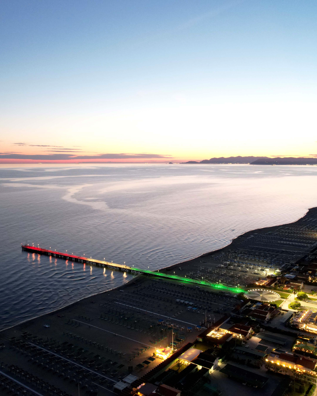 Il pontile di Forte deri Marrmi illuminato con i colori della bandiera italiana