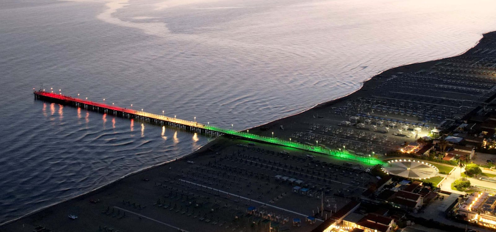 Il pontile di Forte deri Marrmi illuminato con i colori della bandiera italiana Il pontile di Forte deri Marrmi illuminato con i colori della bandiera italiana