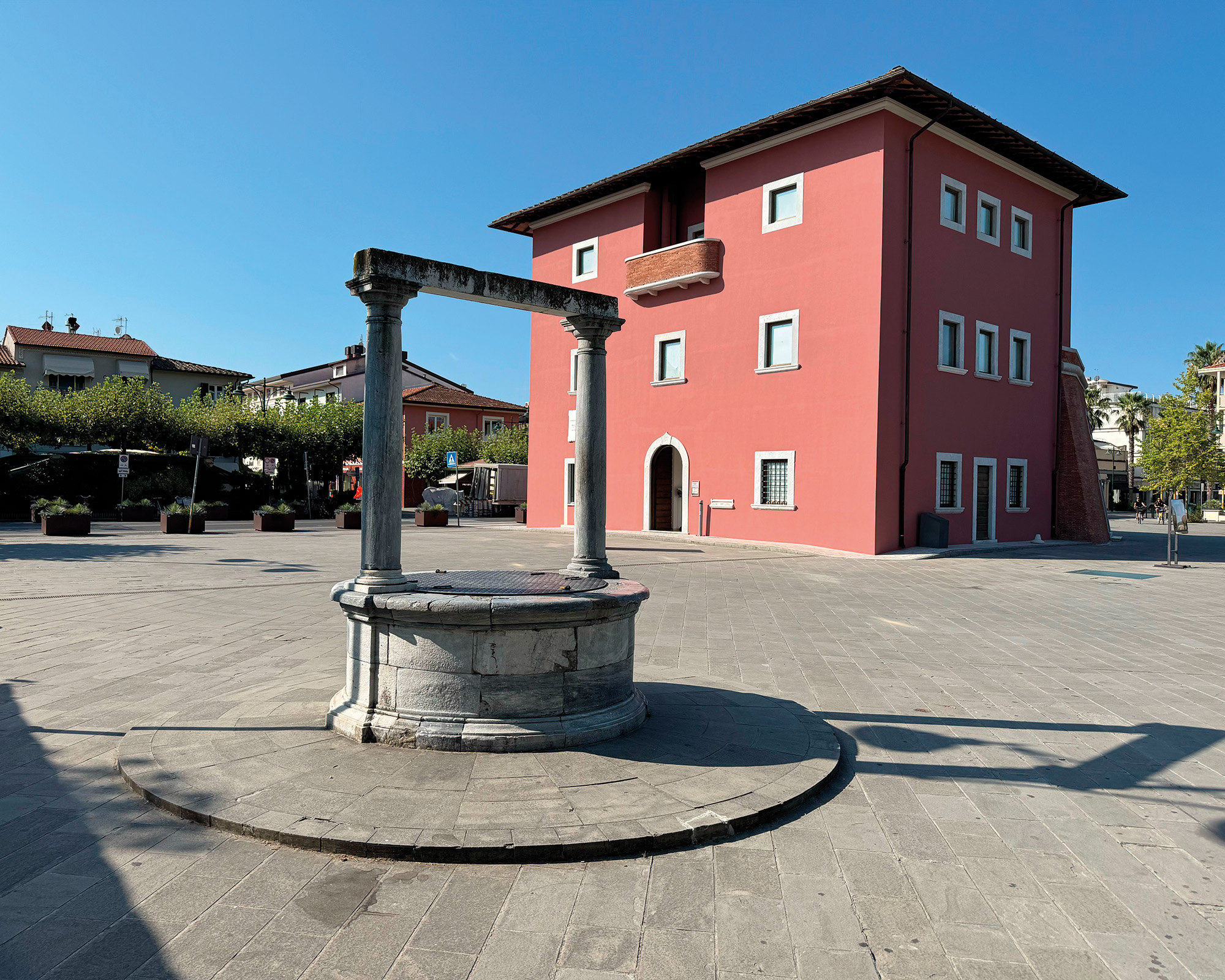 Piazza Garibaldi a Forte dei Marmi, con l'antico pozzo e il Fortino