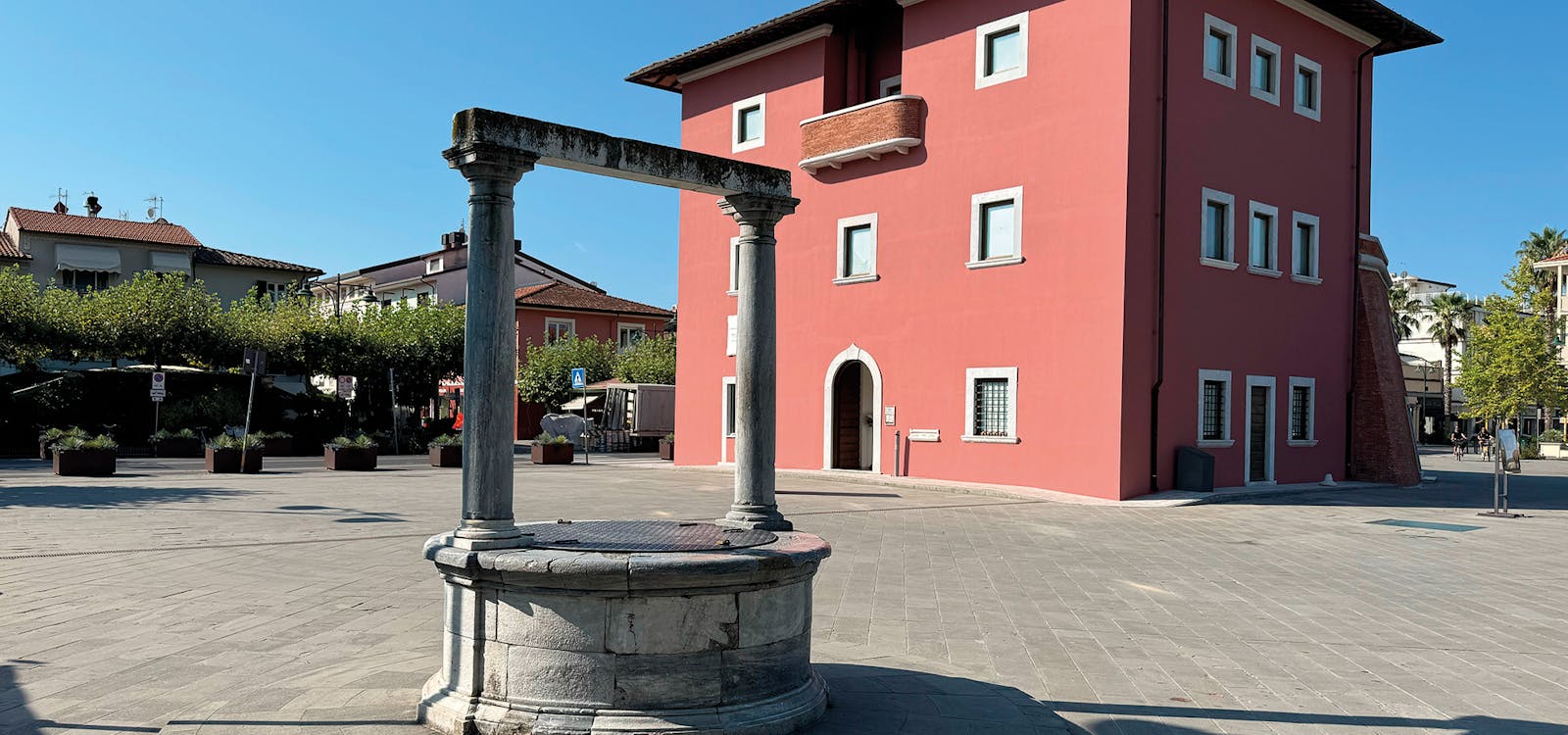 Piazza Garibaldi a Forte dei Marmi, con l'antico pozzo e il Fortino Piazza Garibaldi a Forte dei Marmi, con l'antico pozzo e il Fortino