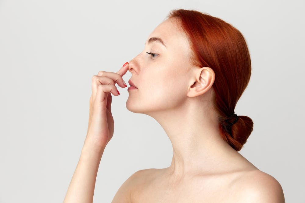 Closed rhinoplasty results in minimal swelling and quicker recovery time compared to more invasive procedures.