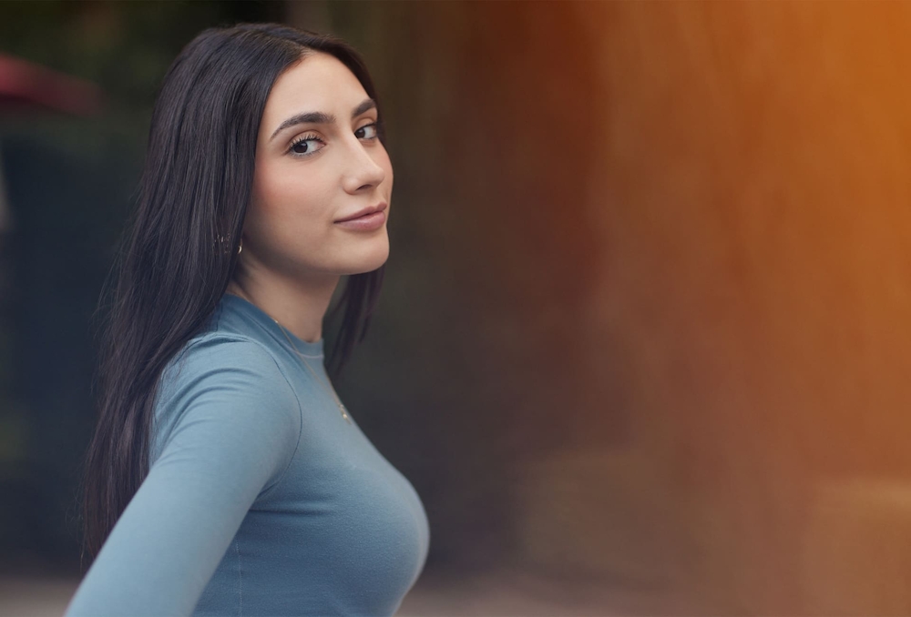 patient looking fowards while her body faces the right