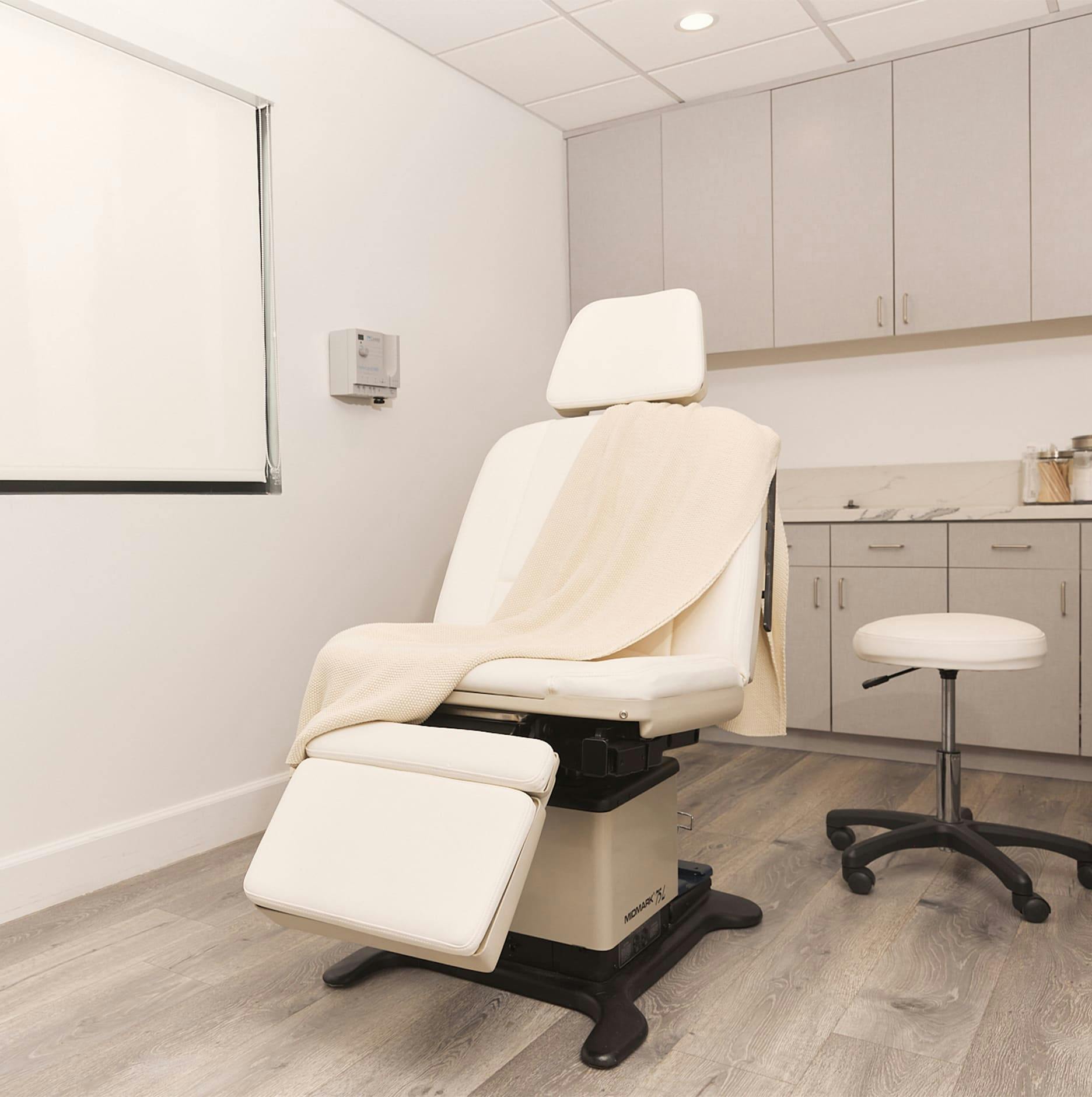 white chair you sit in when in the clinic