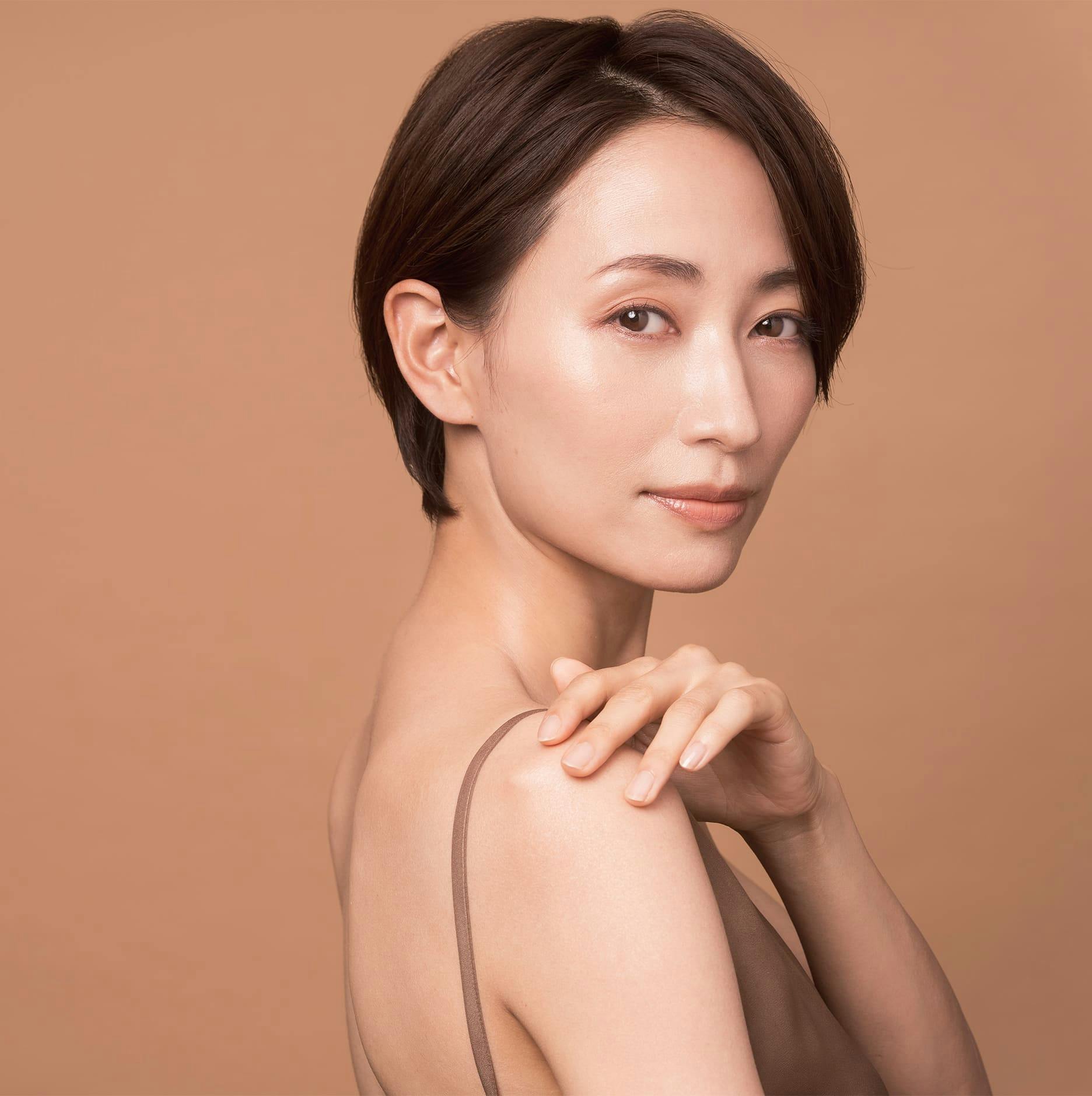 woman with short hair with hand on shoulder