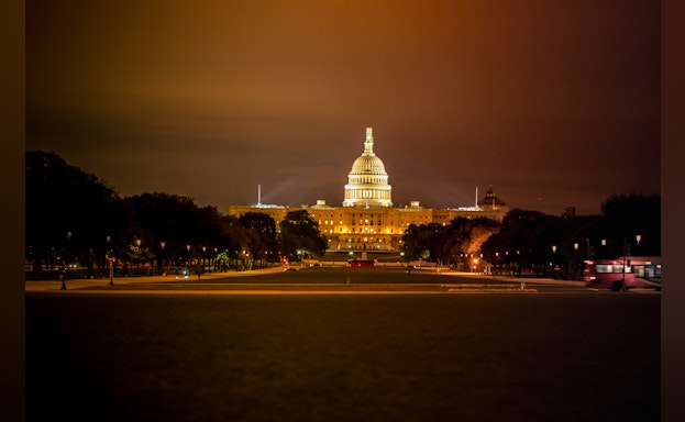 Photo of the white house at dusk