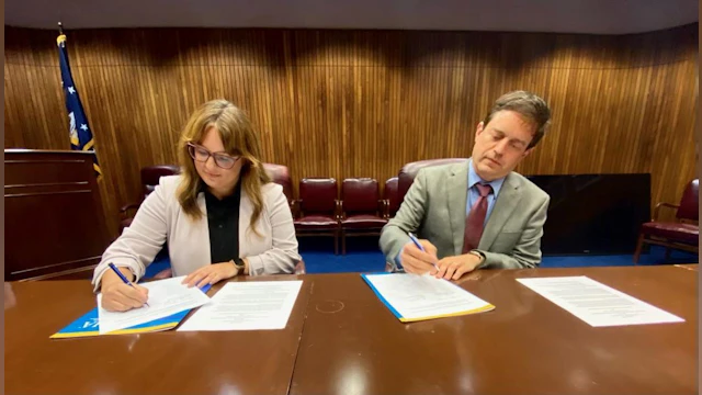 Maggie Mortali (left), Vice President, Programs and Workplace Initiatives, American Foundation for Suicide Prevention and OSHA Assistant Secretary Doug Parker.