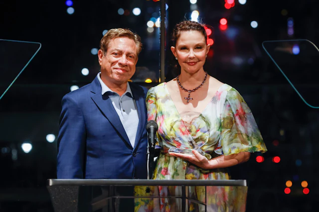 Ashley Judd receiving the AFSP lifesaver award