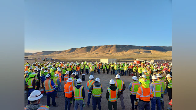 A Bechtel project team in Nevada united as part of the company’s global stand-down, highlighting mental health and suicide prevention during CSPW.