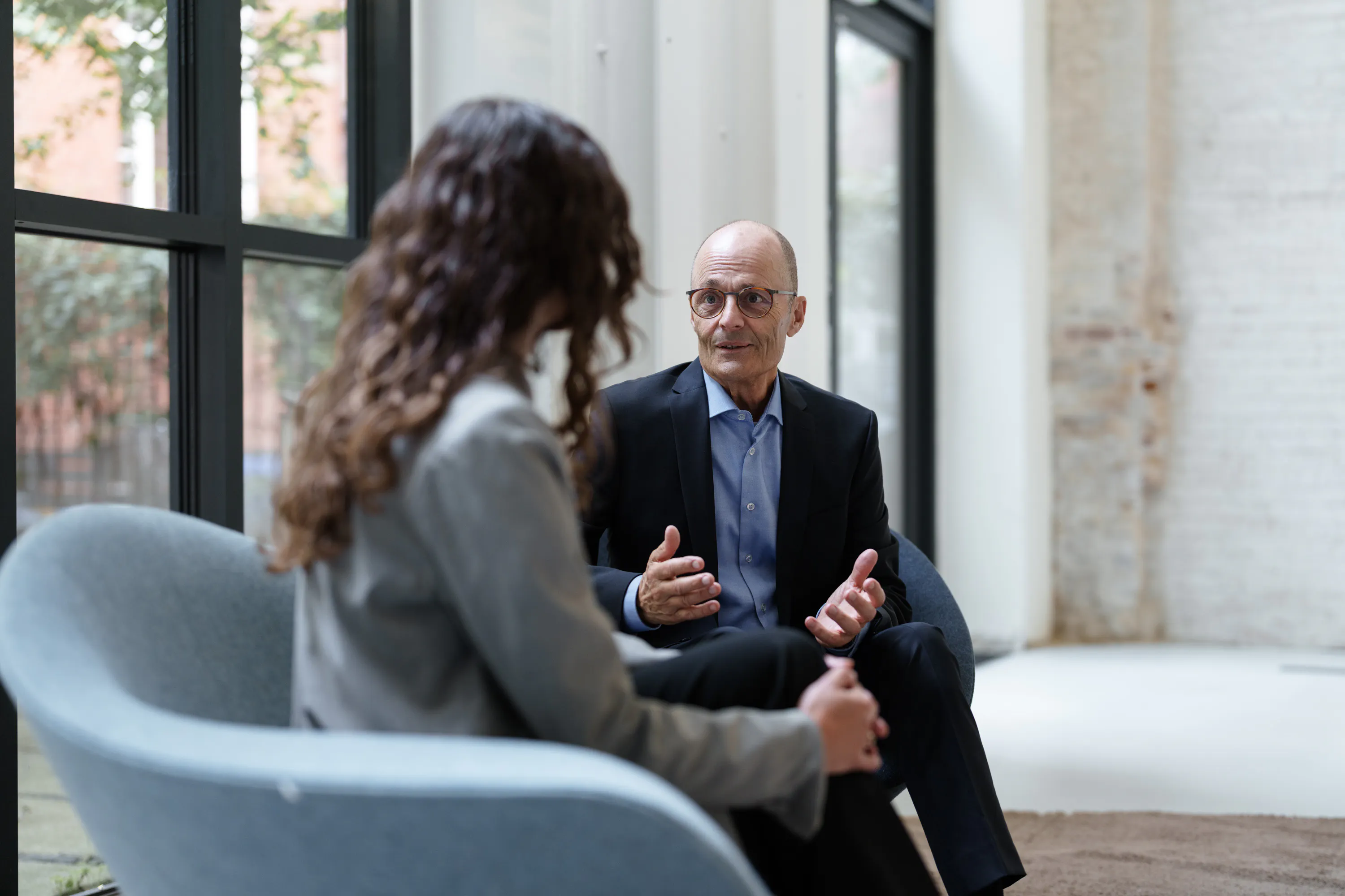 Samtale To mennesker taler sammen