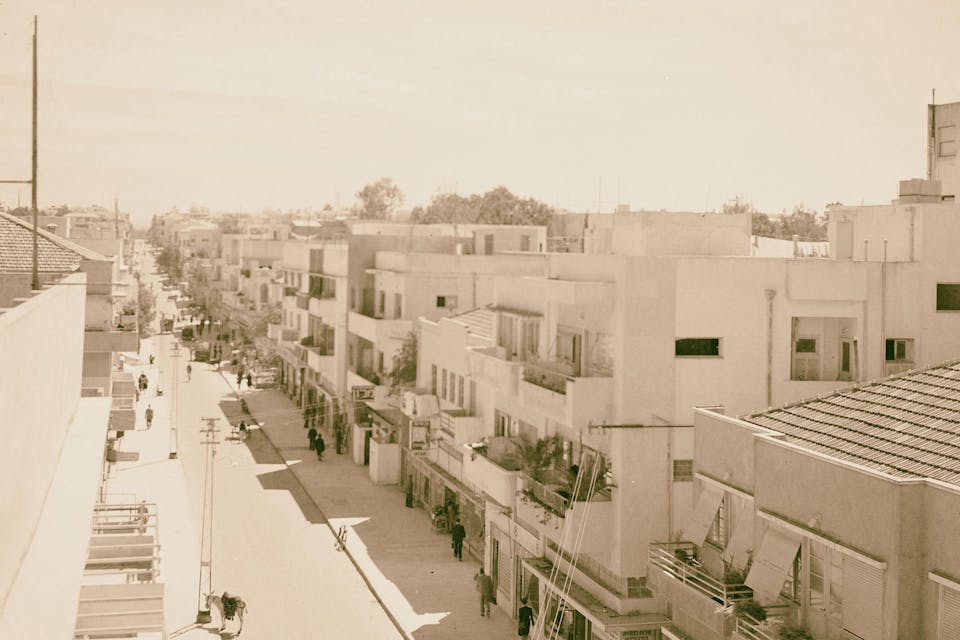 Tel Aviv in 1920. *Alamy/Artokoloro.* Tel Aviv Mythography
