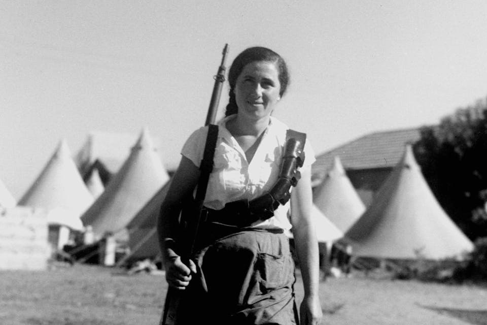 An Israeli woman on guard duty at kibbutz Givat Hashlosha, 1936. *Via Wikipedia Commons*. A WOMAN ON GUARD DUTY AT KIBBUTZ GIVAT HASHLOSHA.
çìåöä, ùåîøú á÷éáåõ âáòú äùìåùä.
