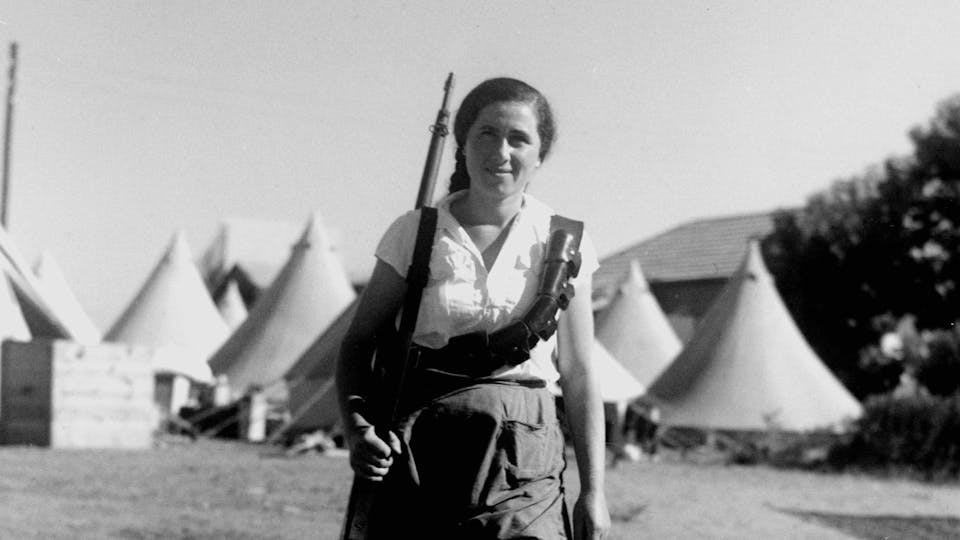 A WOMAN ON GUARD DUTY AT KIBBUTZ GIVAT HASHLOSHA.
çìåöä, ùåîøú á÷éáåõ âáòú äùìåùä.