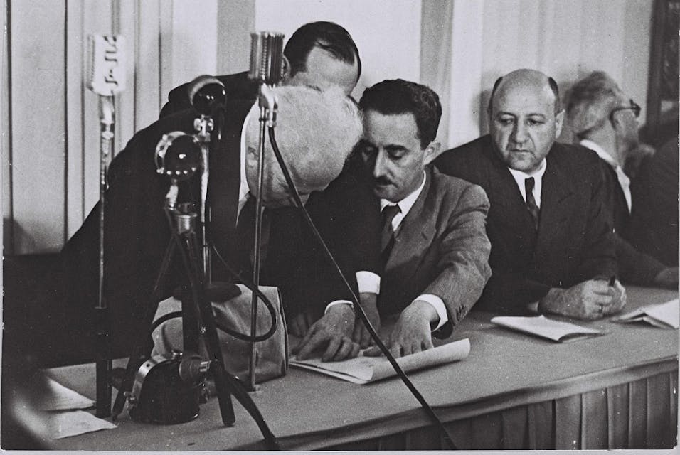1280px-Flickr_-_Government_Press_Office_(GPO)_-_Ben_Gurion_(Left)_Signing_the_Declaration_of_Independence