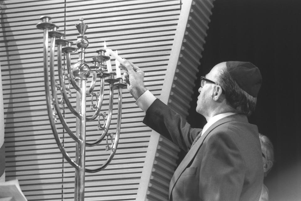 Flickr_-_Government_Press_Office_GPO_-_P.M._MENAHEM_BEGIN_LIGHTING_THE_HANUKA_CANDLES_AT_THE_ST._JOHNS_WOOD_SYNAGOGUE_IN_LONDON