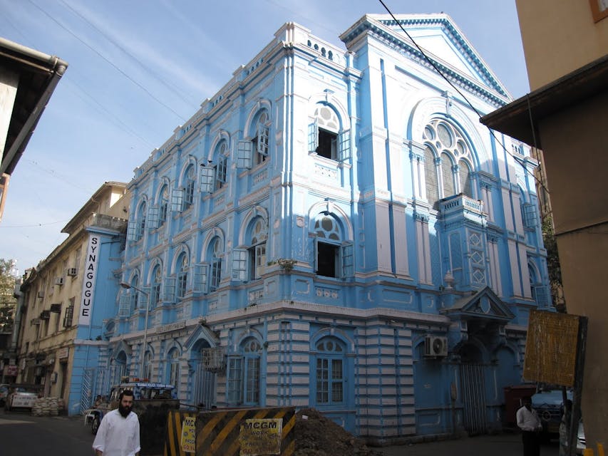 Lovely Keneseth Eliyahoo Synagogue, the constant police presence a reminder of the tense security situation