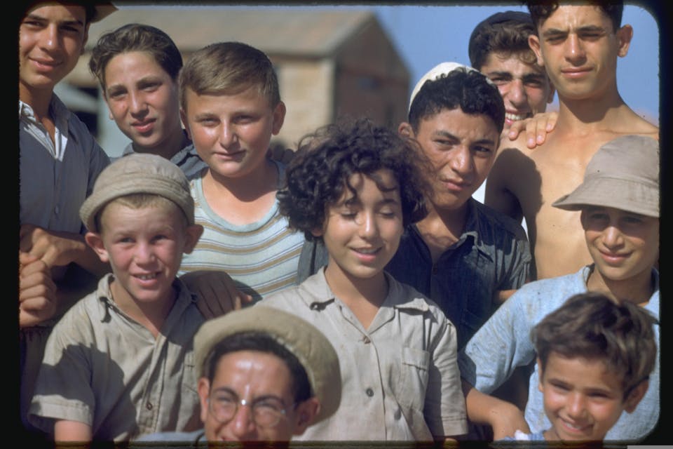 CHILDREN AT A “YOUTH ALIYAH” CAMP NEAR KARKUR.
éìãéí áöéìåí îùåúó áîçðä ÷ìéèä ùì òìééú äðåòø, ìéã ëøëåø.