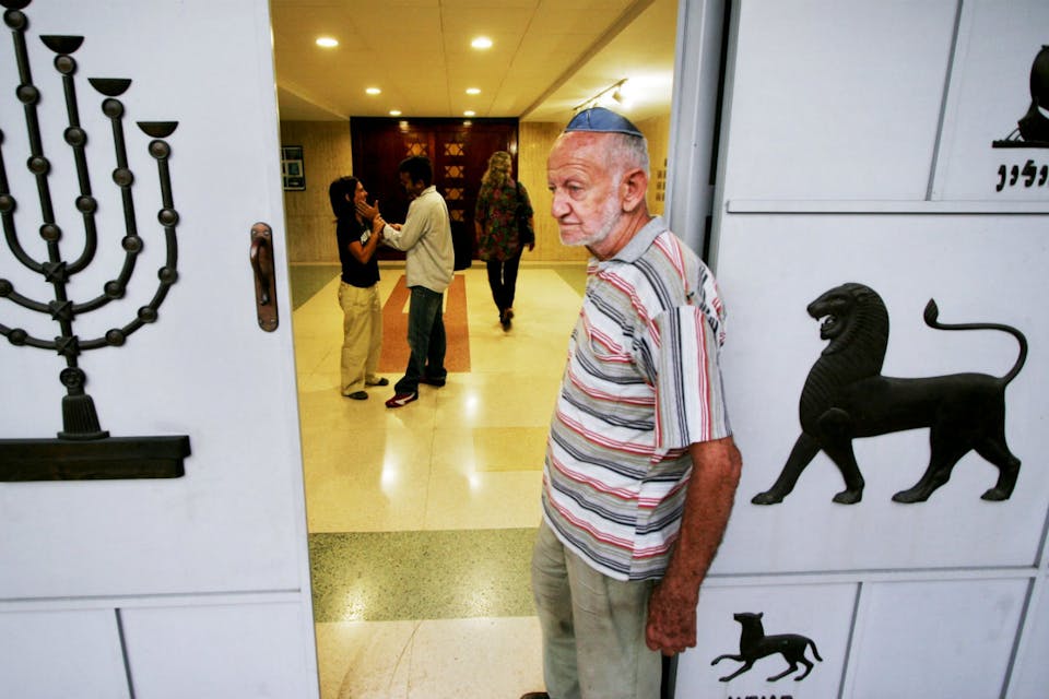 *Salomon Gonte Leyderman, 83, and other Cuban Jews enter the Beth Shalom synagogue on December 29, 2006 in Havana.* Sven Creutzmann/Mambo Photo/Getty Images. cuba