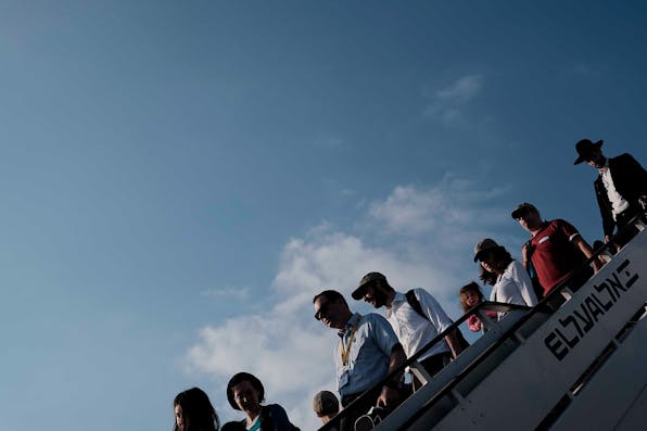New immigrants from USA and Canada arrive at Ben-Gurion Airport on August 17, 2016. *Tomer Neuberg/Flash90.* Fisher Response