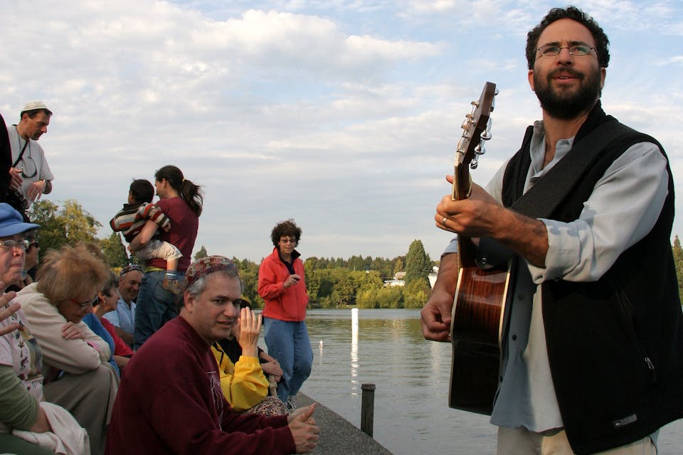 Worshipers from Congregation Eitz Or in Seattle in 2008. *Joe King/flickr*. 2924110537_f5d2edeaf8_k
