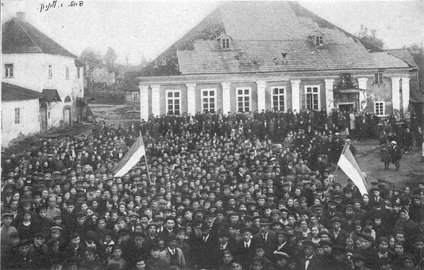 1280px-Navahradak,_Školny_Dvor._Наваградак,_Школьны_Двор_(9.05.1920)