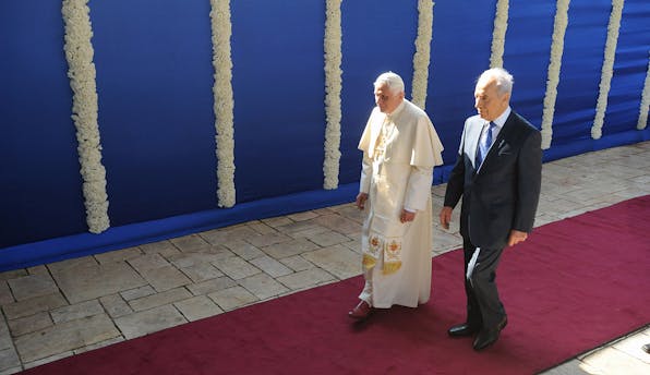 Pope-Peres-Main