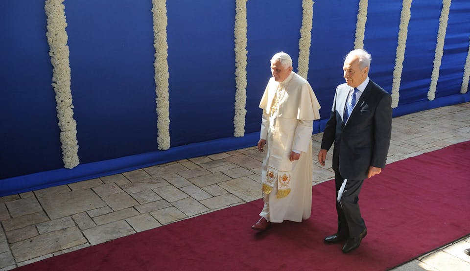 Pope-Peres-Main