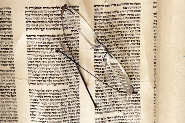 Ben185/istockphoto. torah-scroll-picture-id120659456 (2)