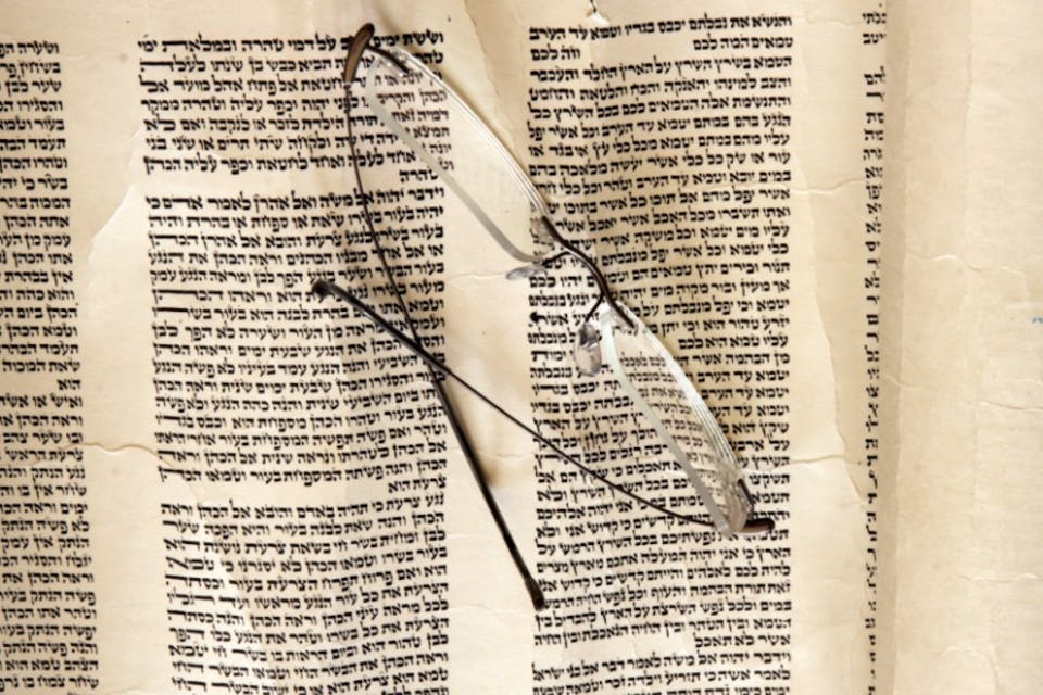 Ben185/istockphoto. torah-scroll-picture-id120659456 (2)