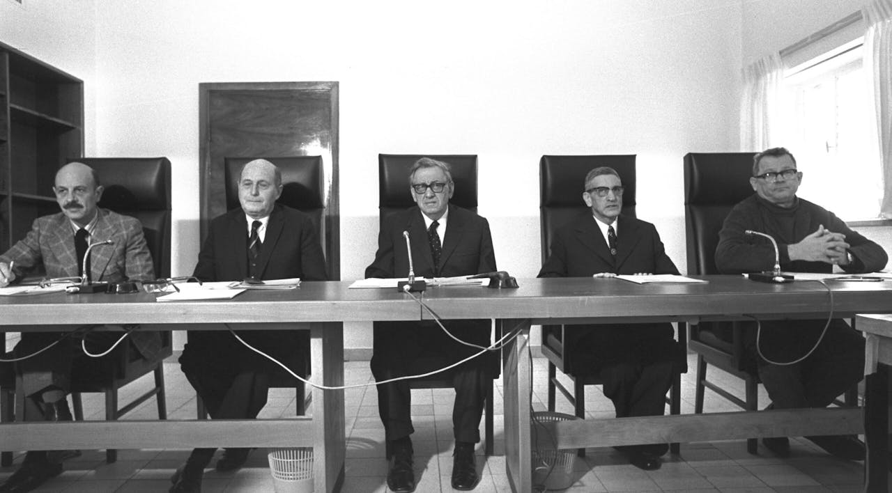 The first meeting in Jerusalem of the Agranat Commission examining the conduct of the Yom Kippur War, November 27, 1973. *Ya'acov Sa'ar, Israeli Government Press Office*. FIRST MEETNG IN JERUSALEM OF INQUIRY COMMISSION TO PRIBE THE CONDUCT OF THE OCTOBER WAR (YOM KIPPUR WAR). L-R,Y. YADIN, MOSHE LANDOI,SHIMON AGRANAT, I. NEBENTZAL & LASKOV
åòãú àâøðè ìç÷éøú îçãìé îìçîú éåí äëéôåøéíú áøàùåú äùåôè ùîòåï àâøðè.            îùîàì ìéîéï, ôøåôñåø éâàì éãéï, äùåôè îùä ìðãåé, äùåôè ùîòåï àâøðè, îá÷ø         äîãéðä ðáðöì åøá àìåó áîéìåàéí çééí ìñ÷åá.