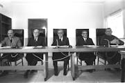FIRST MEETNG IN JERUSALEM OF INQUIRY COMMISSION TO PRIBE THE CONDUCT OF THE OCTOBER WAR (YOM KIPPUR WAR). L-R,Y. YADIN, MOSHE LANDOI,SHIMON AGRANAT, I. NEBENTZAL & LASKOV
åòãú àâøðè ìç÷éøú îçãìé îìçîú éåí äëéôåøéíú áøàùåú äùåôè ùîòåï àâøðè.            îùîàì ìéîéï, ôøåôñåø éâàì éãéï, äùåôè îùä ìðãåé, äùåôè ùîòåï àâøðè, îá÷ø         äîãéðä ðáðöì åøá àìåó áîéìåàéí çééí ìñ÷åá.