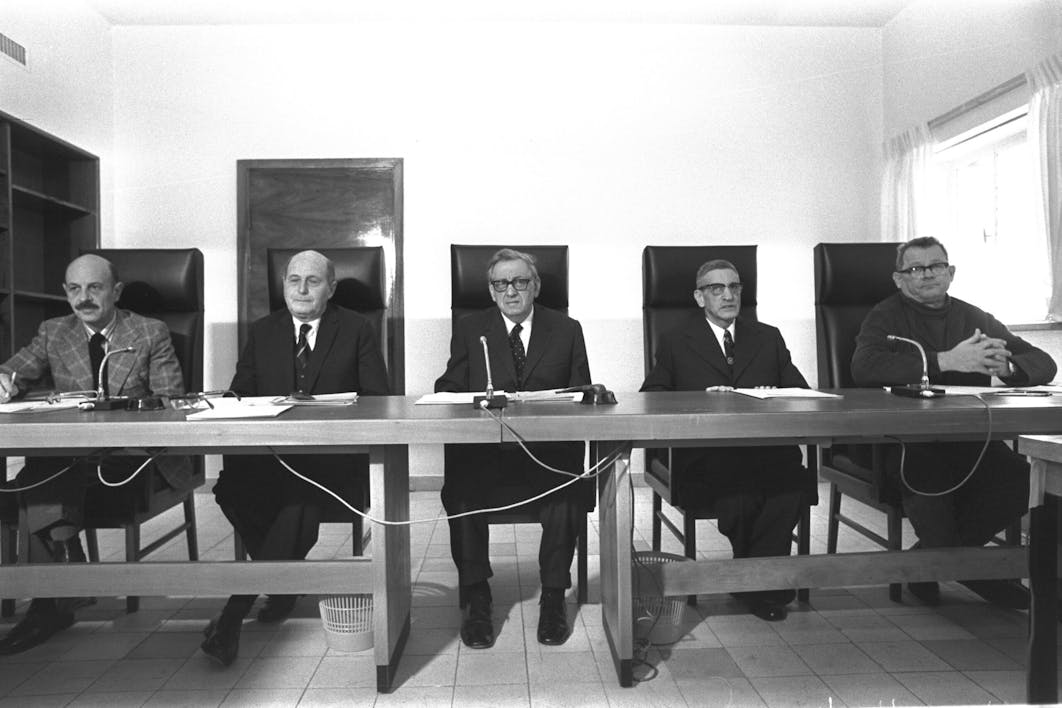 FIRST MEETNG IN JERUSALEM OF INQUIRY COMMISSION TO PRIBE THE CONDUCT OF THE OCTOBER WAR (YOM KIPPUR WAR). L-R,Y. YADIN, MOSHE LANDOI,SHIMON AGRANAT, I. NEBENTZAL & LASKOV
åòãú àâøðè ìç÷éøú îçãìé îìçîú éåí äëéôåøéíú áøàùåú äùåôè ùîòåï àâøðè.            îùîàì ìéîéï, ôøåôñåø éâàì éãéï, äùåôè îùä ìðãåé, äùåôè ùîòåï àâøðè, îá÷ø         äîãéðä ðáðöì åøá àìåó áîéìåàéí çééí ìñ÷åá.